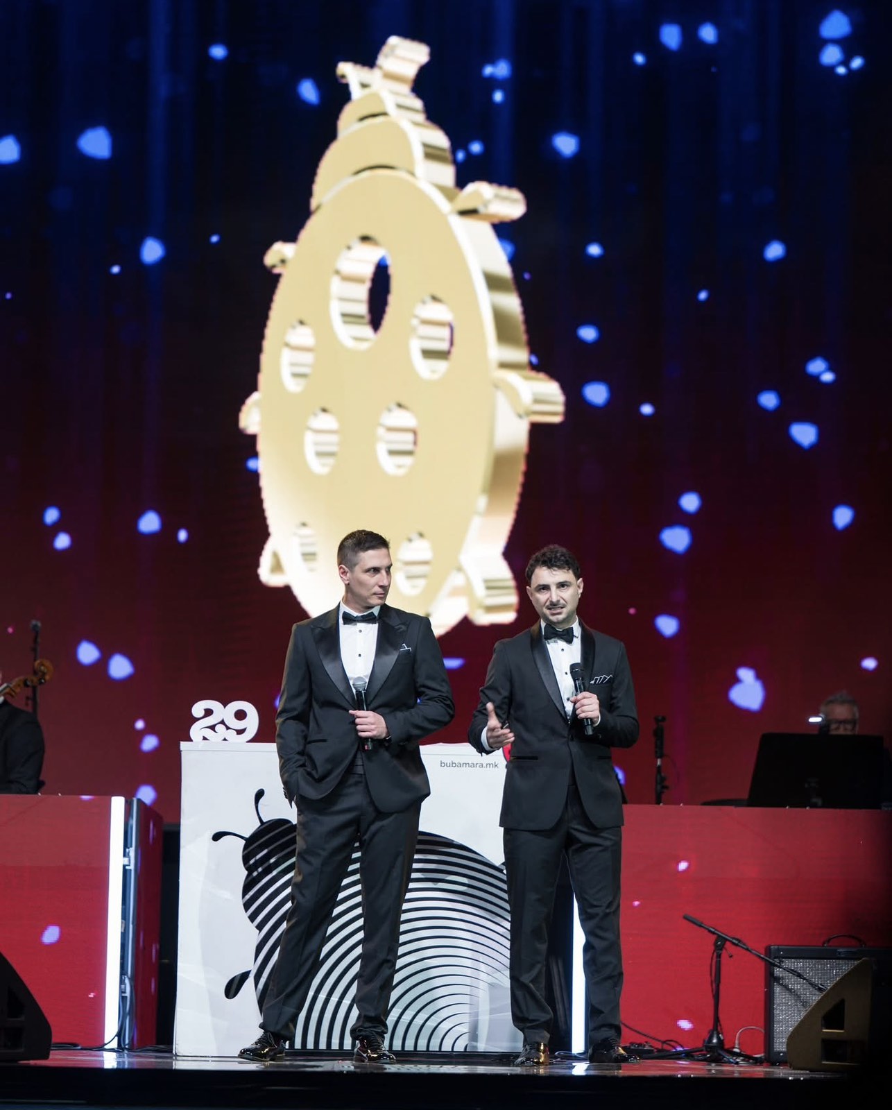 Зошто македонците не знаат да се облечат за настани!?